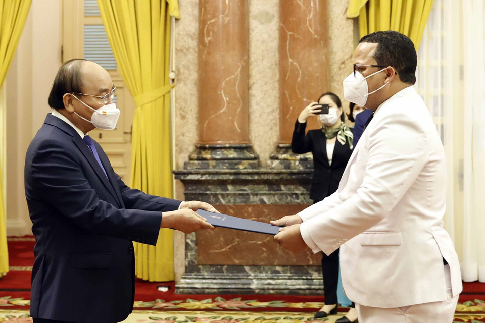 Chủ tịch nước Nguyễn Xuân Phúc nhận Quốc thư của Đại sứ Cộng hoà Dominica Jaime Yorquis Francisco Rodriguez. (Ảnh: Thống Nhất/TTXVN)