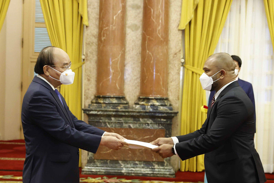 Chủ tịch nước Nguyễn Xuân Phúc nhận Quốc thư của Đại sứ Maldives Mohamed Jinah. (Ảnh: Thống Nhất/TTXVN)