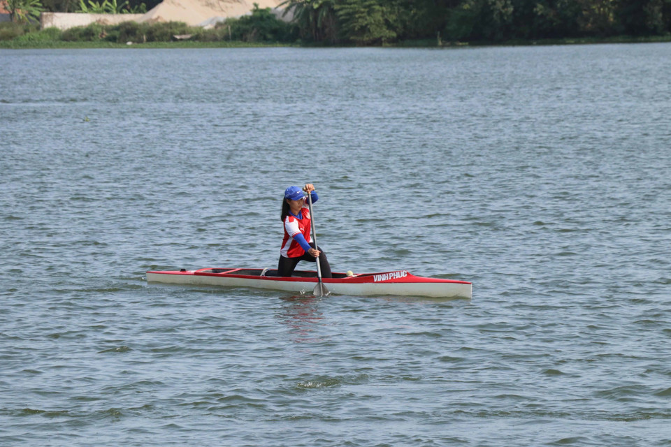 Vận động viên Việt Nam tập luyện tại Khu huấn luyện đua thuyền thành phố Hải Phòng. (Ảnh: Hoàng Ngọc/TTXVN)