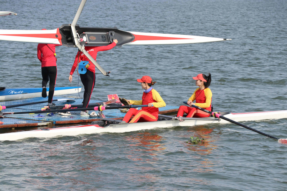 Các vận động viên đội tuyển Rowing và Canoeing của Việt Nam tập luyện tại Khu huấn luyện đua thuyền thành phố Hải Phòng. (Ảnh: Hoàng Ngọc/TTXVN)