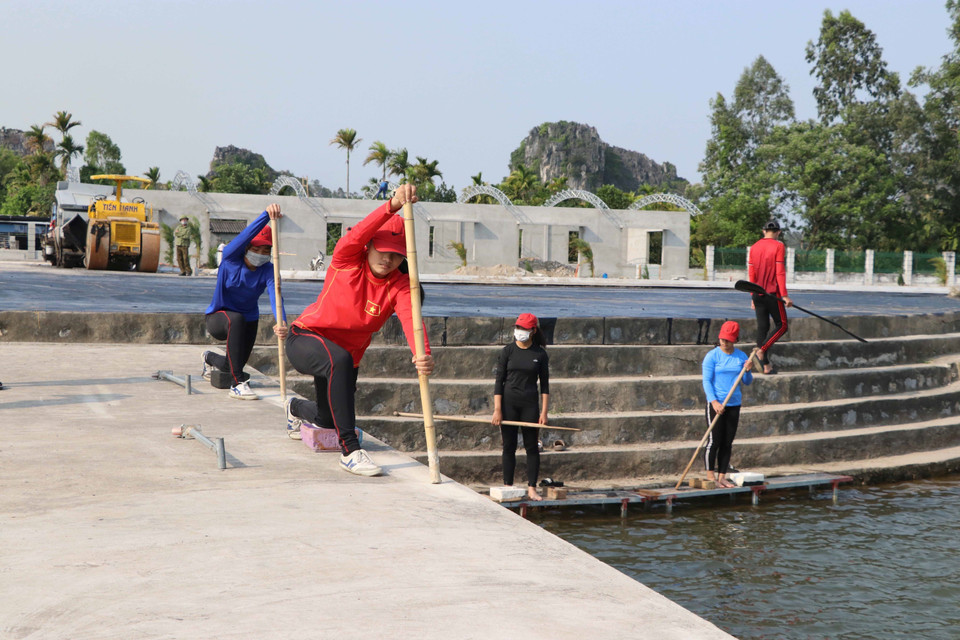 Hình ảnh các vận động viên đội tuyển Rowing và Canoeing của Việt Nam tập luyện tại Khu huấn luyện đua thuyền thành phố Hải Phòng. (Ảnh: Hoàng Ngọc/TTXVN)