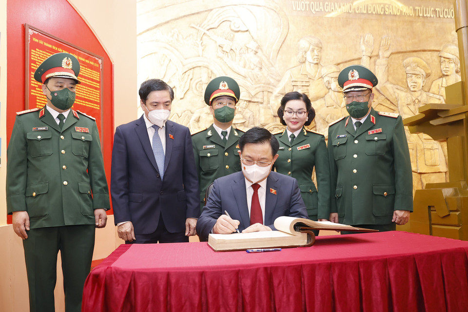 Chủ tịch Quốc hội Vương Đình Huệ viết lưu bút tại Phòng truyền thống của Nhà máy Z111. (Ảnh: Doãn Tấn/TTXVN)