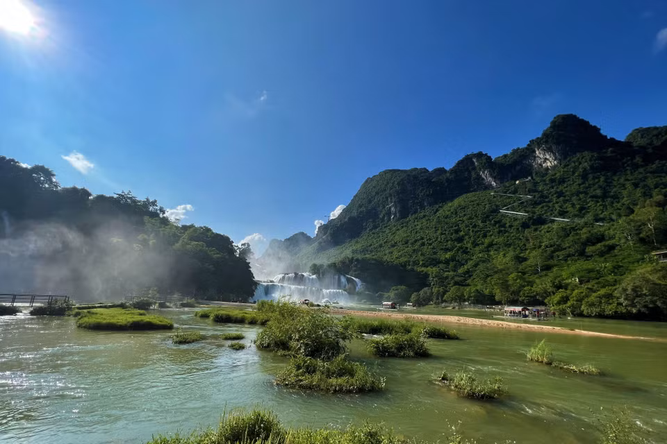 Thác Bản Giốc (xã Đàm Thủy, huyện Trùng Khánh) được ví như "viên ngọc" của du lịch Cao Bằng. (Ảnh: Chu Hiệu/TTXVN)