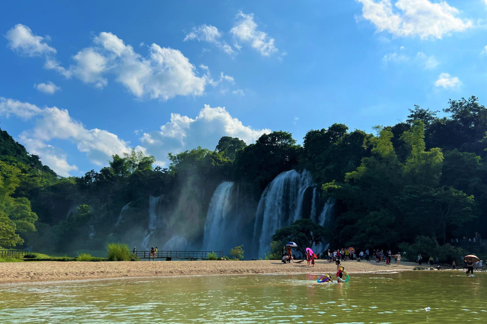 Phong cảnh nên thơ của thác Bản Giốc khi vào Thu. Dòng thác nước như dải lụa mềm, trắng xóa vắt qua sườn núi, ầm ào tuôn trào bọt nước trắng xóa tạo nên bức tranh nên thơ và hùng vĩ. (Ảnh: Chu Hiệu/TTXVN)