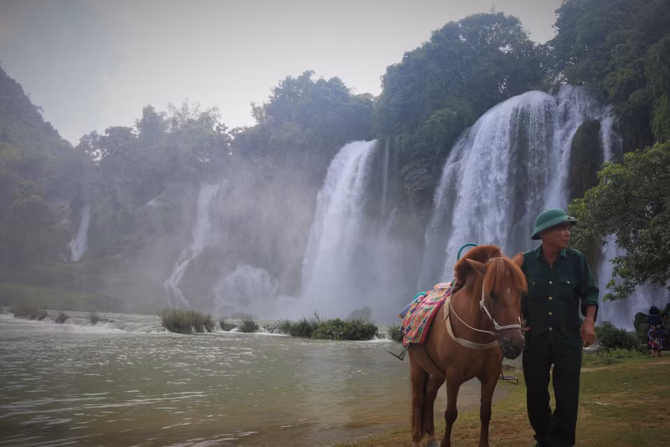 Người dân sinh sống ở khu vực thác Bản Giốc làm dịch vụ cho thuê cưỡi ngựa, chụp ảnh. (Ảnh: Chu Hiệu/TTXVN)
