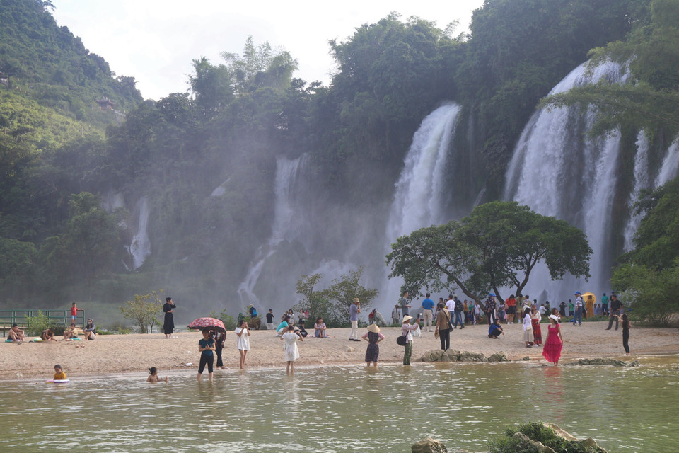 Hàng năm, thác Bản Giốc thu hút nhiều khách du lịch đến tham quan và trải nghiệm. (Ảnh: Chu Hiệu/TTXVN)