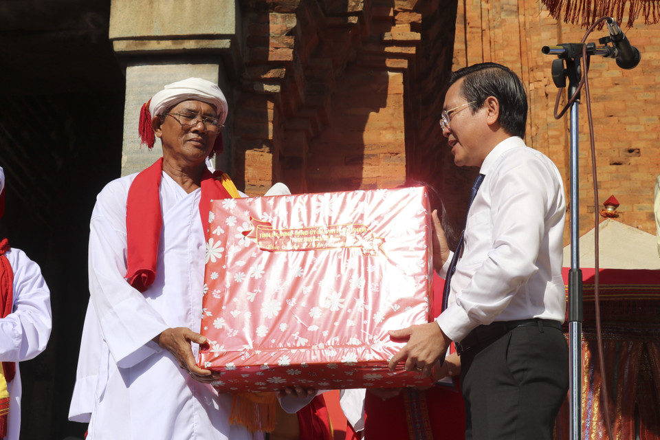 Ông Phạm Văn Hậu, Phó Bí thư Thường trực Tỉnh ủy Ninh Thuận, tặng quà chúc mừng các vị chức sắc đồng bào Chăm theo đạo Bàlamôn. (Ảnh: Nguyễn Thành/TTXVN)