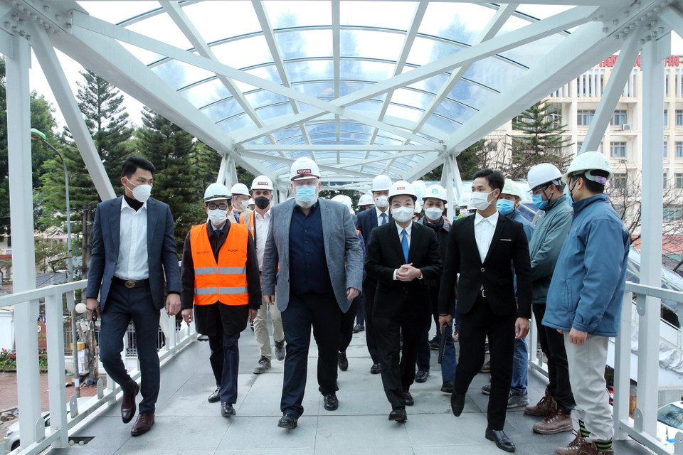 Phó Chủ tịch điều hành Ủy ban Châu Âu (EC) Frans Timmermans và Chủ tịch UBND TP Hà Nội Chu Ngọc Anh cùng đại biểu tham quan khu vực ga Cầu Giấy. (Ảnh: Lâm Khánh/TTXVN)