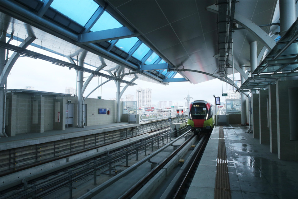 Từ tháng 7/2021, dự án đã vận hành thử nghiệm liên động các đoàn tàu và đã vận hành thành công chế độ tự động tốc độ gần 80km/h. (Ảnh: Lâm Khánh/TTXVN)