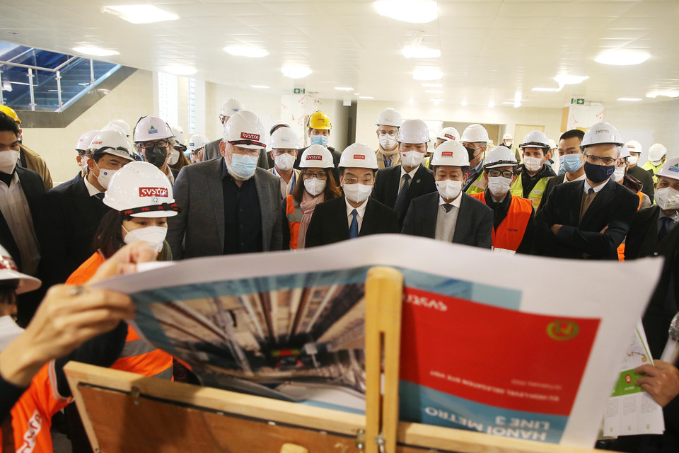 Phó Chủ tịch điều hành Ủy ban Châu Âu (EC) Frans Timmermans và Chủ tịch UBND thành phố Hà Nội Chu Ngọc Anh nghe giới thiệu về tuyến đường sắt đô thị Nhổn-ga Hà Nội. (Ảnh: Lâm Khánh/TTXVN)