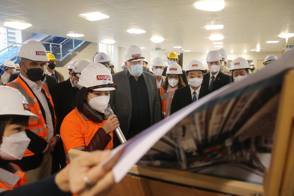 Phó Chủ tịch điều hành Ủy ban Châu Âu (EC) Frans Timmermans và Chủ tịch UBND thành phố Hà Nội Chu Ngọc Anh nghe giới thiệu về tuyến đường sắt đô thị Nhổn-ga Hà Nội. (Ảnh: Lâm Khánh/TTXVN)