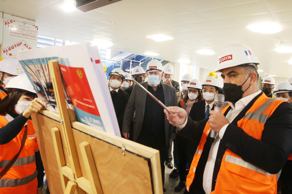 Hình ảnh Phó Chủ tịch điều hành Ủy ban Châu Âu (EC) Frans Timmermans tham quan tuyến đường sắt đô thị Nhổn-ga Hà Nội. (Ảnh: Lâm Khánh/TTXVN)