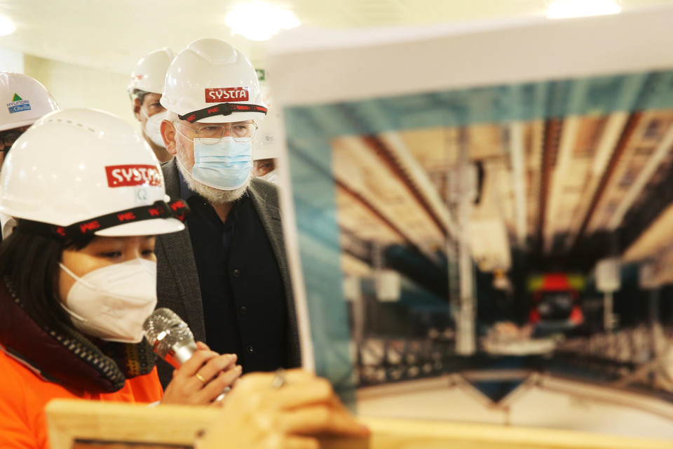 Phó Chủ tịch điều hành Ủy ban Châu Âu (EC) Frans Timmermans nghe giới thiệu về tuyến đường sắt đô thị Nhổn-ga Hà Nội. (Ảnh: Lâm Khánh/TTXVN)