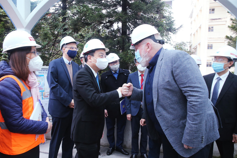 Chủ tịch UBND thành phố Hà Nội Chu Ngọc Anh đón Chủ tịch điều hành Ủy ban Châu Âu (EC) Frans Timmermans tại ga Cầu Giấy. (Ảnh: Lâm Khánh/TTXVN)