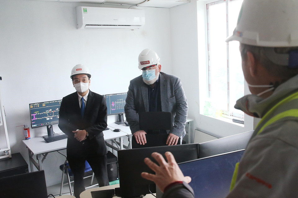 Phó Chủ tịch điều hành Ủy ban Châu Âu (EC) Frans Timmermans và Chủ tịch UBND thành phố Hà Nội Chu Ngọc Anh thăm Khu nhà điều hành tuyến đường sắt đô thị Nhổn-ga Hà Nội. (Ảnh: Lâm Khánh/TTXVN)