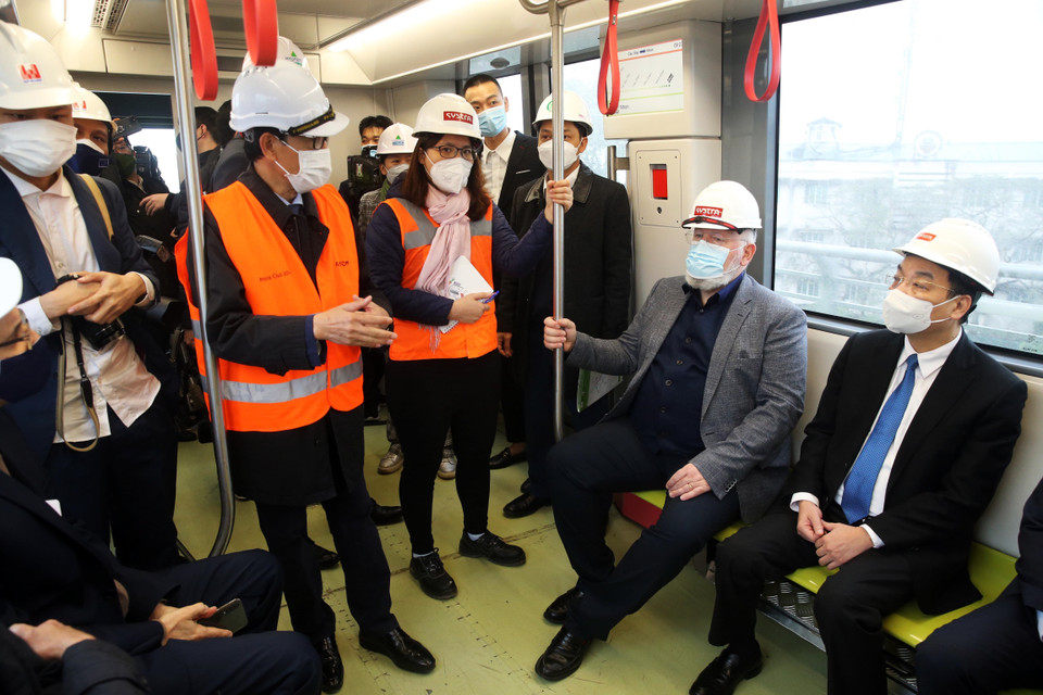 Phó Chủ tịch điều hành Ủy ban Châu Âu (EC) Frans Timmermans và Chủ tịch UBND thành phố Hà Nội Chu Ngọc Anh nghe báo cáo về thông số kỹ thuật của dự án. (Ảnh: Lâm Khánh/TTXVN)