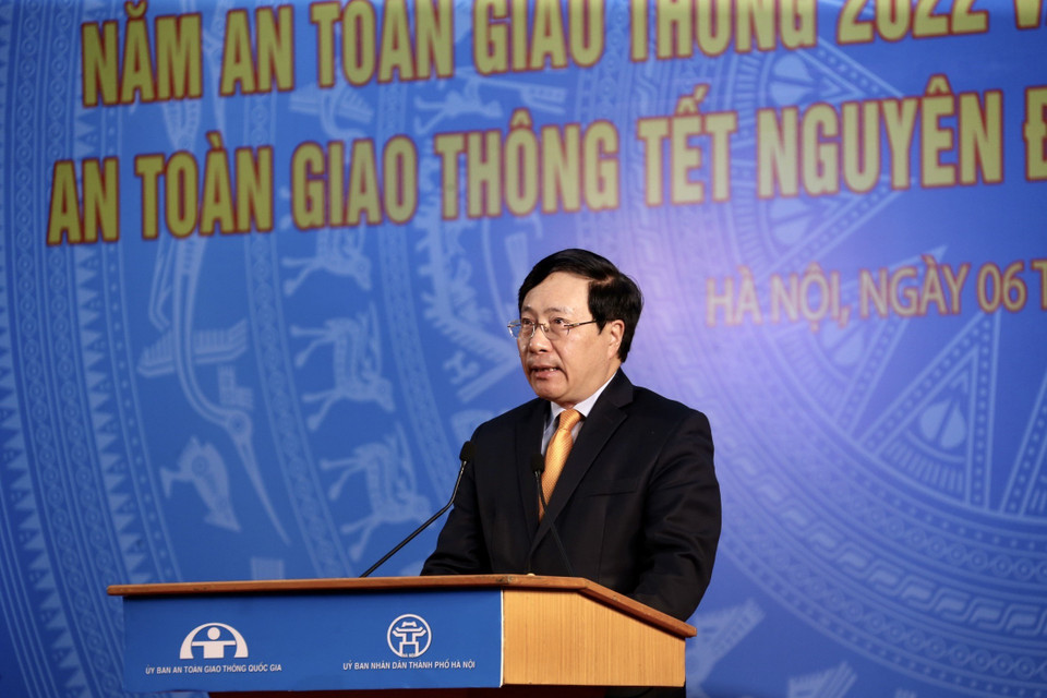 Phó Thủ tướng Thường trực Phạm Bình Minh, Chủ tịch Ủy ban An toàn giao thông quốc gia phát biểu chỉ đạo. (Ảnh: Lâm Khánh/TTXVN)