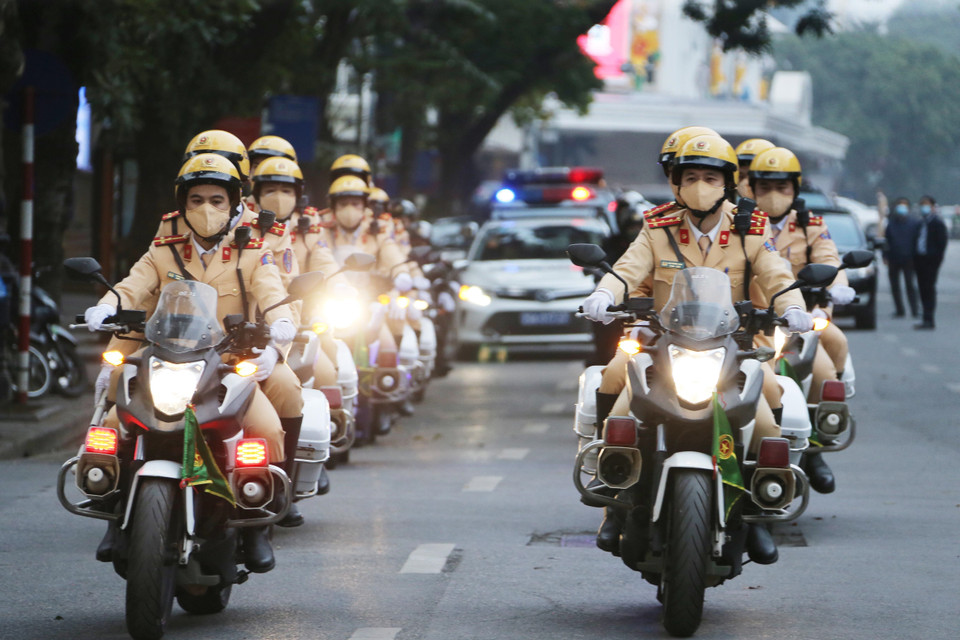 Hình ảnh lực lượng cảnh sát diễu hành hưởng ứng lễ phát động ra quân Năm an toàn giao thông 2022. (Ảnh: Lâm Khánh/TTXVN)