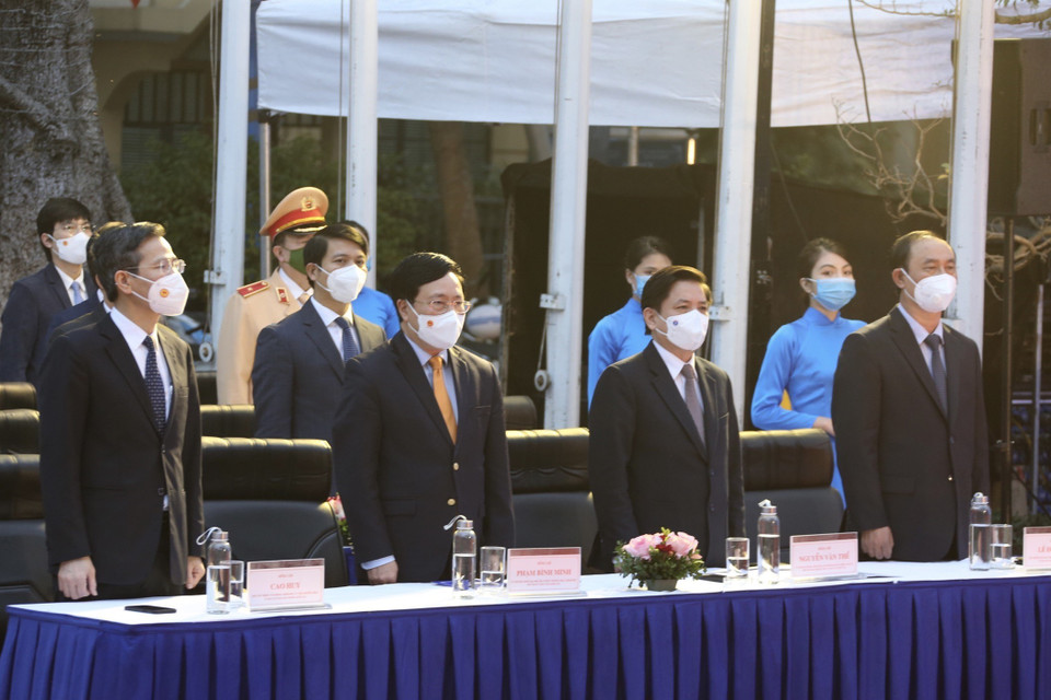 Phó Thủ tướng Thường trực Phạm Bình Minh, Chủ tịch Ủy ban An toàn giao thông quốc gia và các đại biểu dự buổi lễ phát động. (Ảnh: Lâm Khánh/TTXVN)