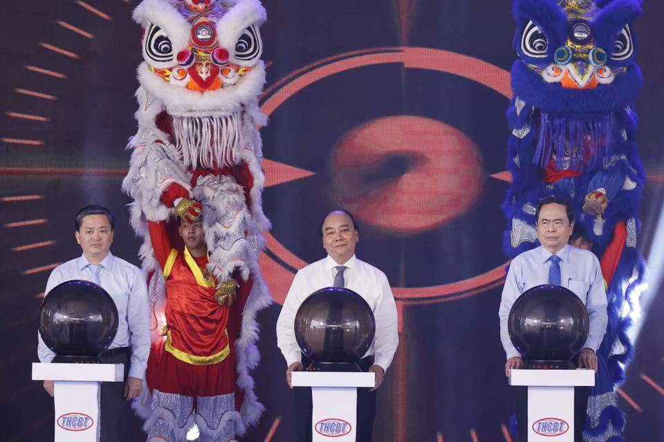 Chủ tịch nước Nguyễn Xuân Phúc và Phó Chủ tịch Thường trực Quốc hội Trần Thanh Mẫn thực hiện nghi thức khánh thành Nhà máy điện gió số 5 - Thạnh Hải có công xuất 30MW tại huyện Thạch Phú, tỉnh Bến Tre. (Ảnh: Thống Nhất/TTXVN)