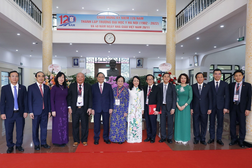 Thủ tướng Phạm Minh Chính với cán bộ, nguyên cán bộ giảng viên Trường Đại học Y Hà Nội. (Ảnh: Dương Giang/TTXVN)