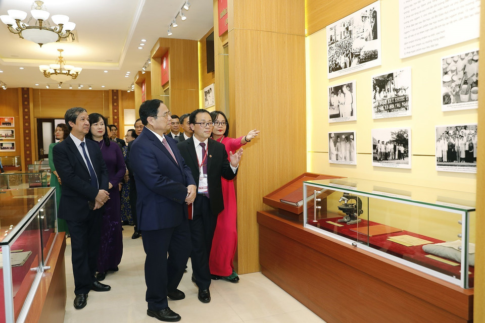 Thủ tướng Phạm Minh Chính thăm Phòng truyền thống của Trường Đại học Y Hà Nội. (Ảnh: Dương Giang/TTXVN)