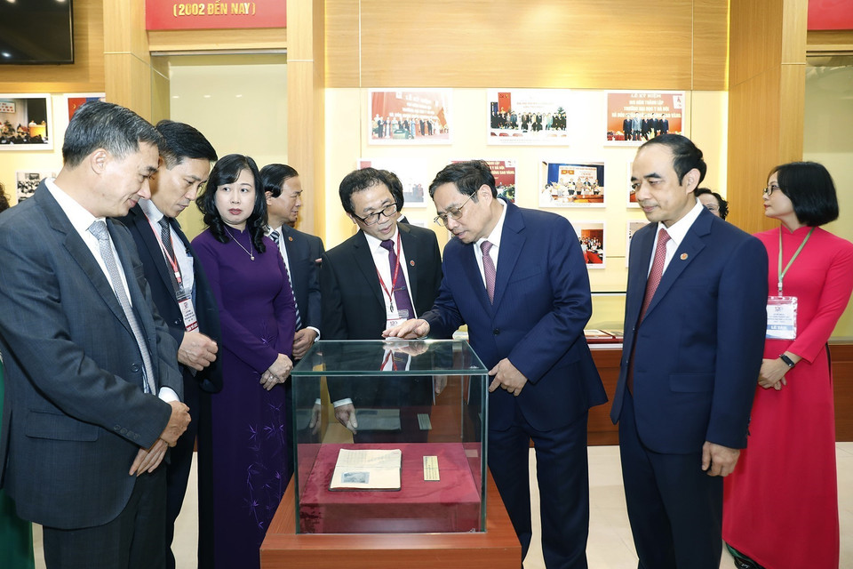 Thủ tướng Phạm Minh Chính thăm Phòng truyền thống của Trường Đại học Y Hà Nội. (Ảnh: Dương Giang/TTXVN)
