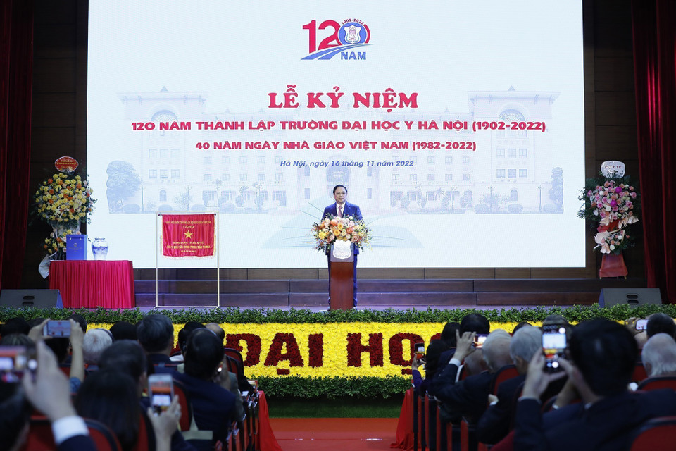 Thủ tướng Phạm Minh Chính phát biểu chúc mừng Trường Đại học Y Hà Nội. (Ảnh: Dương Giang/TTXVN)