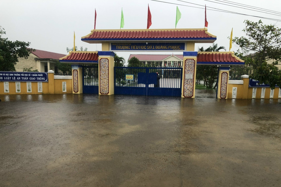 Học sinh trường học tại xã Quảng Phước (huyện Quảng Điền) nghỉ học từ chiều 14/10 để đảm bảo an toàn. (Ảnh: TTXVN phát)