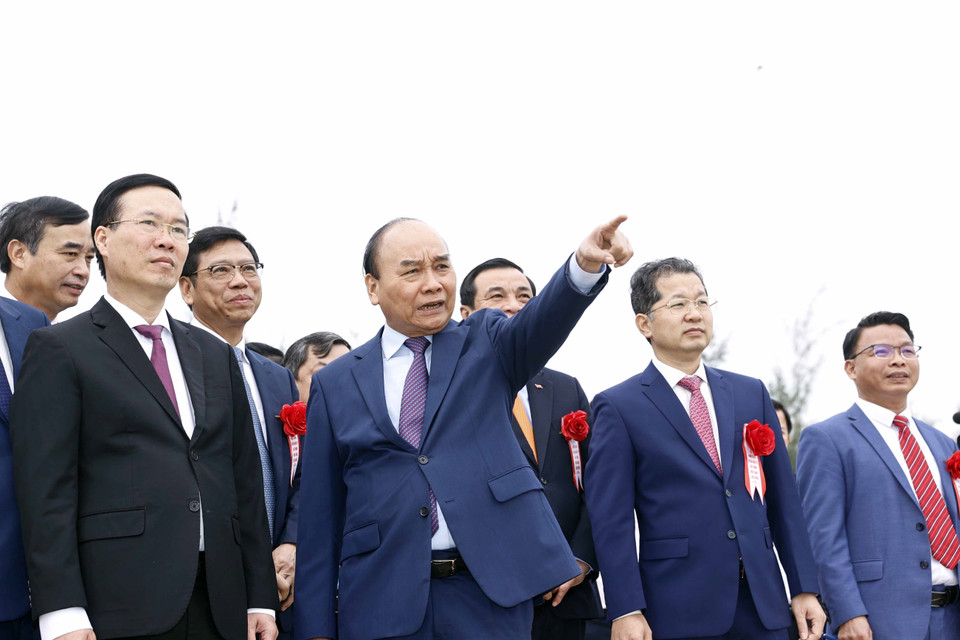 Chủ tịch nước Nguyễn Xuân Phúc và Thường trực Ban Bí thư Võ Văn Thưởng tham quan nơi khởi công dự án. (Ảnh: Thống Nhất/TTXVN)