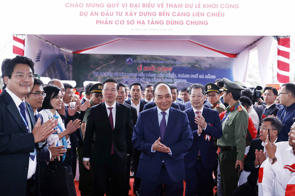 Chủ tịch nước Nguyễn Xuân Phúc và Thường trực Ban Bí thư Võ Văn Thưởng đến dự buổi lễ khởi công dự án đầu tư xây dựng Bến cảng Liên Chiểu, phần cơ sở hạ tầng dùng chung. (Ảnh: Thống Nhất/TTXVN)