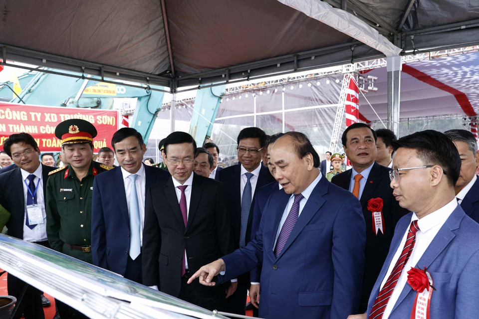 Chủ tịch nước Nguyễn Xuân Phúc và Thường trực Ban Bí thư Võ Văn Thưởng nghe giới thiệu về tổng thể dự án. (Ảnh: Thống Nhất/TTXVN)