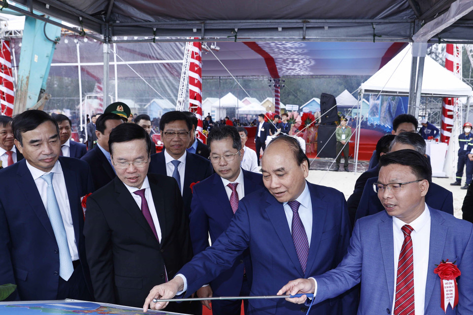 Hình ảnh Chủ tịch nước Nguyễn Xuân Phúc và Thường trực Ban Bí thư Võ Văn Thưởng nghe giới thiệu về tổng thể dự án. (Ảnh: Thống Nhất/TTXVN)