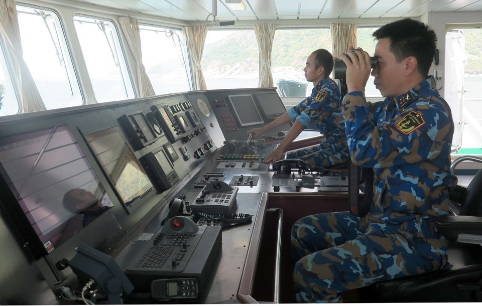 Cán bộ chiến sỹ trên tàu bệnh viện Khánh Hòa 01 làm nhiệm vụ ở khoang lái. (Ảnh: Xuân Triệu/TTXVN)