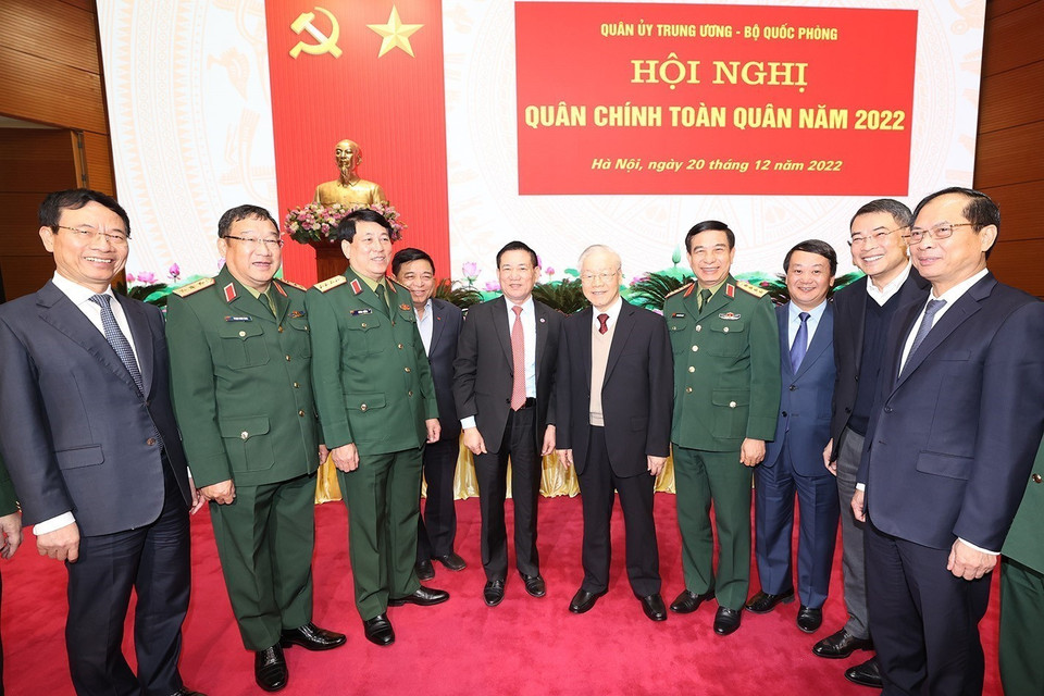 Tổng Bí thư Nguyễn Phú Trọng và Đại tướng Phan Văn Giang, Ủy viên Bộ Chính trị, Phó Bí thư Quân ủy Trung ương, Bộ trưởng Bộ Quốc phòng với các đại biểu. (Ảnh: Trí Dũng/TTXVN)