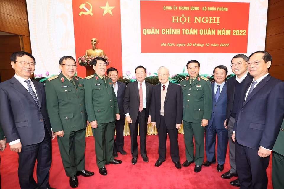 Tổng Bí thư Nguyễn Phú Trọng và Đại tướng Phan Văn Giang, Ủy viên Bộ Chính trị, Phó Bí thư Quân ủy Trung ương, Bộ trưởng Bộ Quốc phòng với các đại biểu. (Ảnh: Trí Dũng/TTXVN)