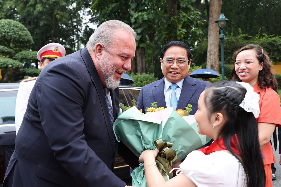 Thiếu nhi Thủ đô tặng hoa chào mừng Thủ tướng nước Cộng hòa Cuba Manuel Marrero Cruz. (Ảnh: Dương Giang/TTXVN)