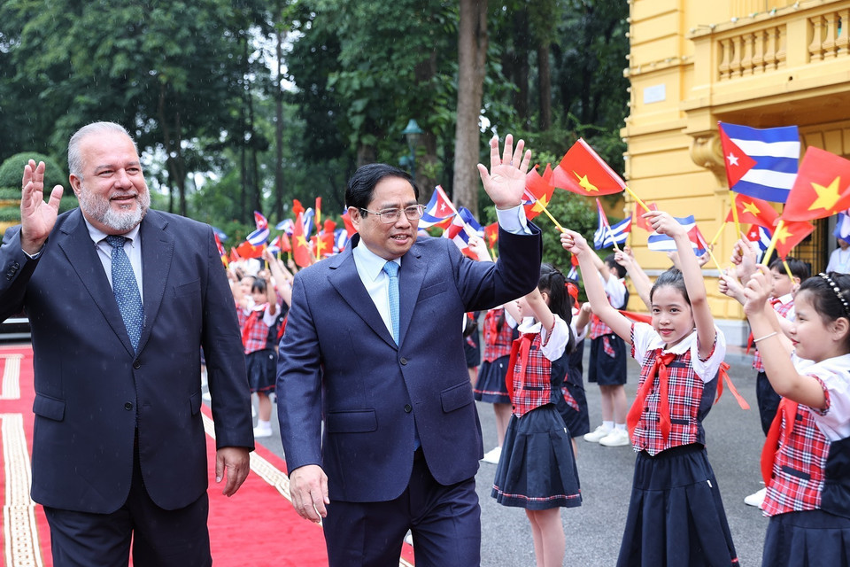 Thủ tướng Phạm Minh Chính và Thủ tướng nước Cộng hòa Cuba Manuel Marrero Cruz với thiếu nhi Thủ đô. (Ảnh: Dương Giang/TTXVN)