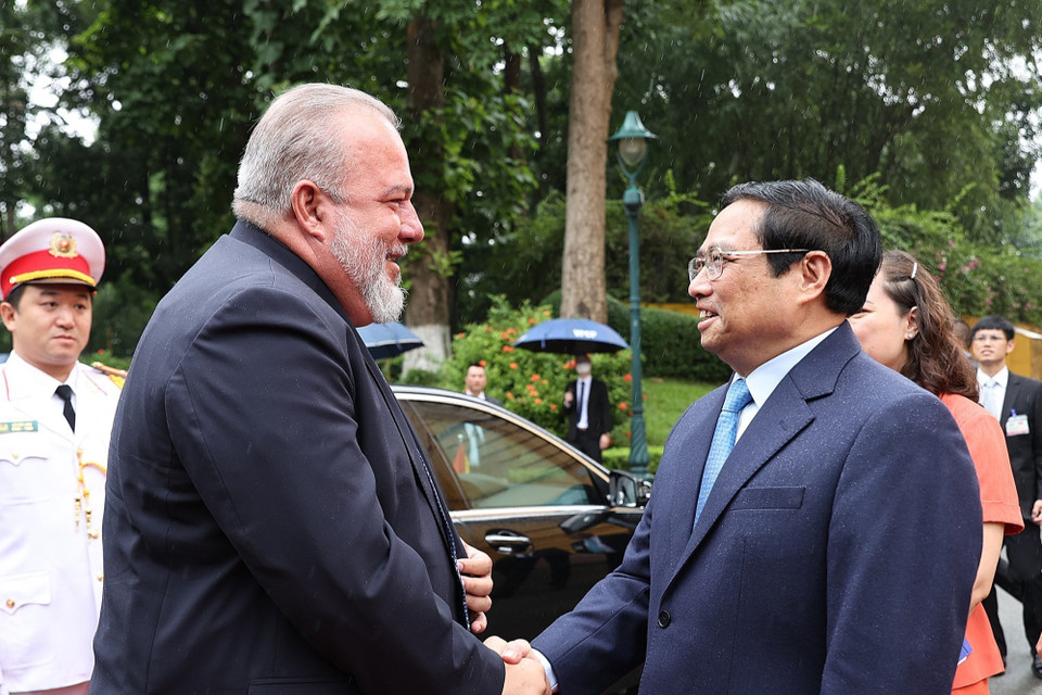 Thủ tướng Phạm Minh Chính đón Thủ tướng nước Cộng hòa Cuba Manuel Marrero Cruz. (Ảnh: Dương Giang/TTXVN)
