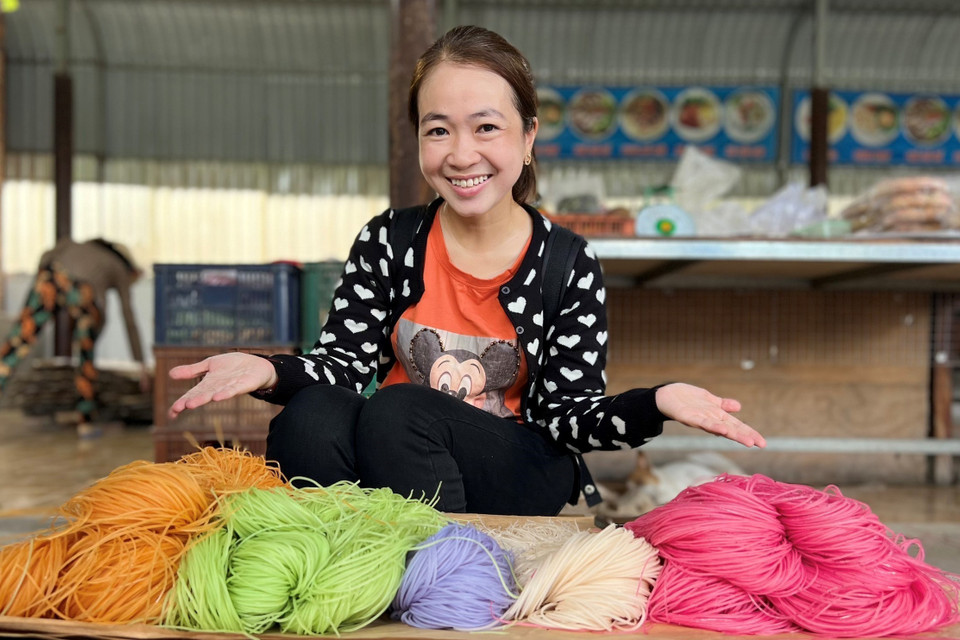 Du khách thích thú trải nghiệm quy trình làm hủ tiếu đa sắc. (Ảnh: TTXVN phát)