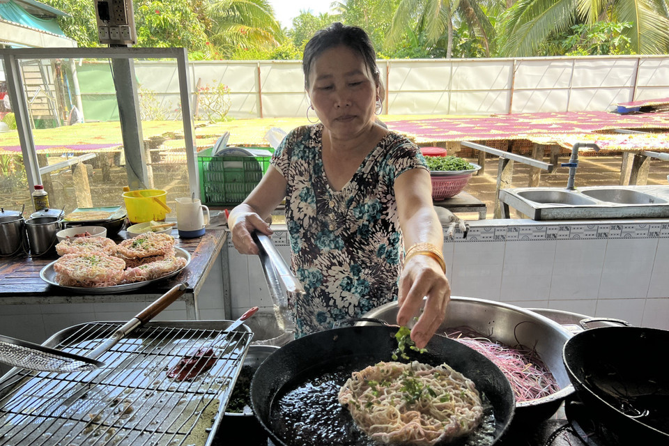 Chế biến các món ăn từ hủ tiếu đa sắc. (Ảnh: TTXVN phát)