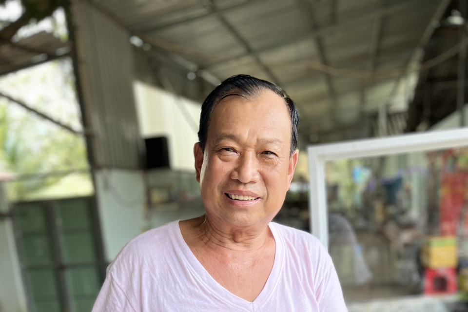 Ông Huỳnh Hữu Hoài với món pizza hủ tiếu độc quyền. (Ảnh: TTXVN phát)