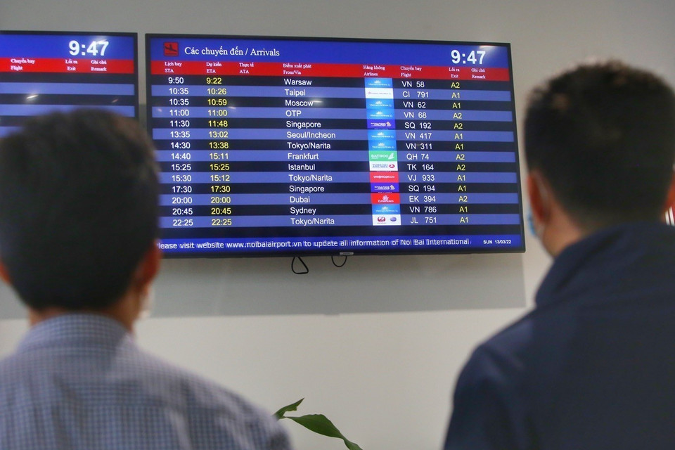 Chuyến bay trở về từ thủ đô Warsaw (Ba Lan) hạ cánh tại sân bay Nội Bài lúc 9h22. (Ảnh: Tuấn Đức/TTXVN)