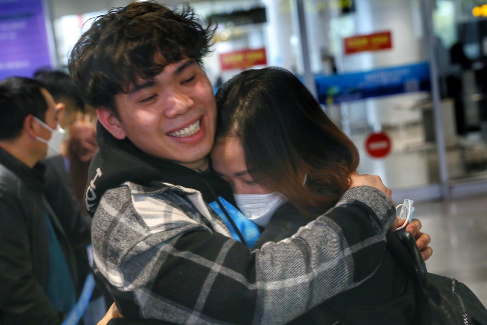 Niềm vui của những người đi đón người thân trở về từ Ukraine. (Ảnh: Tuấn Đức/TTXVN)