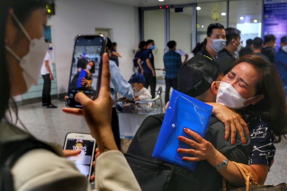 Người thân ghi lại khoảnh khắc xúc động khi gia đình đoàn tụ. (Ảnh: Tuấn Đức/TTXVN)