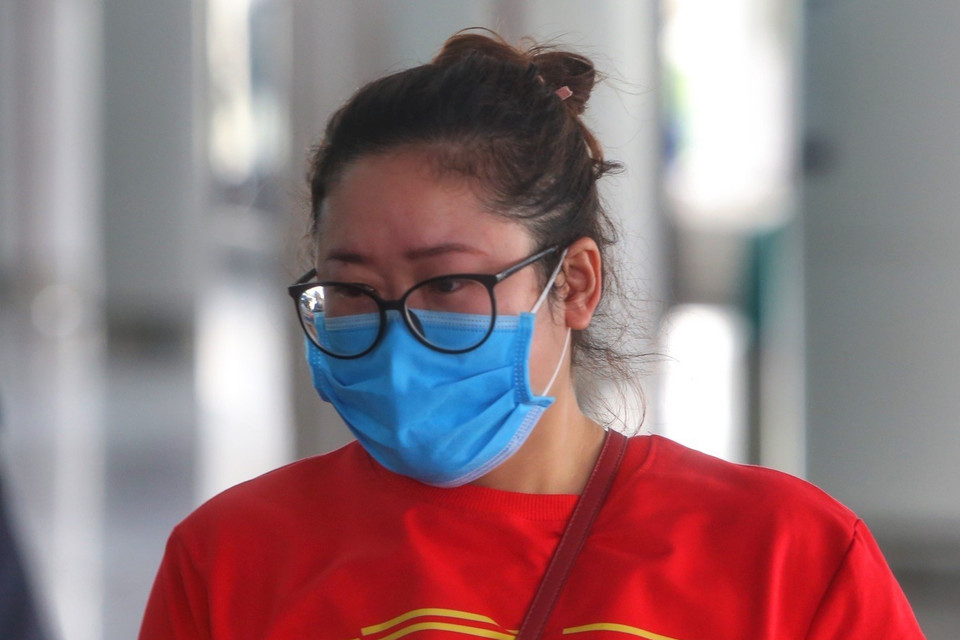 Người dân từ Ukraine trở về không kìm được nước mắt khi đoàn tụ gia đình sau nhiều năm xa cách. (Ảnh: Tuấn Đức/TTXVN)