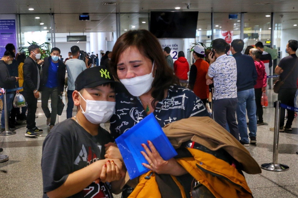 Nhiều người đã xúc động khi gặp gỡ người thân trở về từ Ukraine. (Ảnh: Tuấn Đức/TTXVN)