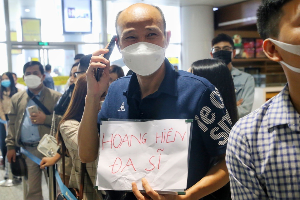 Niềm vui của những người đi đón người thân trở về từ Ukraine. (Ảnh: Tuấn Đức/TTXVN)