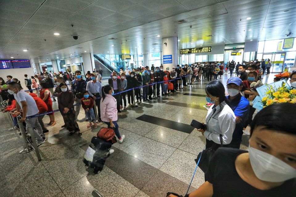 Người Việt từ Ukraine trở về sau chuyến bay dài. (Ảnh: Tuấn Đức/TTXVN)