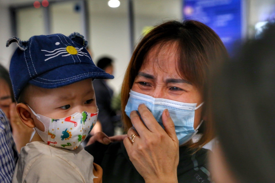 Cảm xúc vỡ oà khi gặp lại người thân từ Ukraine trở về. (Ảnh: Tuấn Đức/TTXVN)